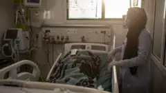 صورة من الأرشيف لمريضة فلسطينية في غزة تتلقى علاجاً في المستشفى