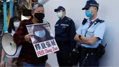 活動人士手持「釋放張展」的海報