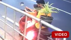 இருசக்கர வாகனத்தில் திடீரென பிடித்த தீ.. அதிர்ஷ்ட வசமாக உயிர் தப்பிய அப்பா - மகன் 
