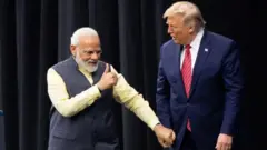 মি. মোদী ও মি. ট্রাম্প একে  অপরকে 'বন্ধু' বলে পরিচয় দিয়ে থাকেন - ফাইল ছবি
