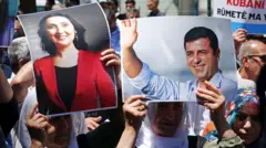 Figen Yüksekdağ ve Selahattin Demirtaş'ın fotoğraflarını taşıyan protestocular