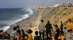 Gazze'de deniz kenarındaki insanlar