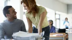 Hombre y mujer en una oficina.