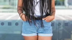 فتاة ترتدي الجينز بجيوب صغيرة