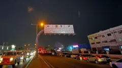 Luces que muestran rastros del ataque iraní en el cielo de Qatar.