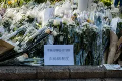 近日來，不少市民到宏福苑休憩處獻上悼念花束，當中有人在紙皮上寫道「要檢討的不是竹棚，而是制度」。