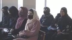 Haweenka Afghanistan ayaa tallaabadan walaac ka muujiyay