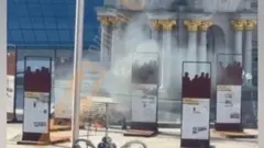 Під Монументом Незалежності на Майдані у Києві палають уламки російського дрона, 16 березня 2026 року