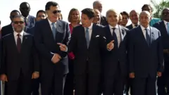 Fayez al-Sarraj , Giuseppe Conte, Ghassan Salame lors de la Conférence pour la Libye à la Villa Igiea le 13 novembre 2018 en Italie