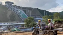 新冠疫情導致東京奧運會延期，讓這兩場奧運會的間隔前所未有地縮短。但北京面臨著和東京一樣的問題，新冠病毒依然在全球肆虐，如何在防疫和觀賽上取得平衡？