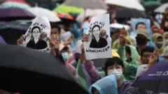 ผู้ชุมนุมเรียกร้องประชาธิปไตย ซึ่งส่วนใหญ่เป็นคนรุ่นใหม่ ชูโปสเตอร์เรียกต้องความยุติธรรมให้นายวันเฉลิม สัตย์ศักดิ์สิทธิ์