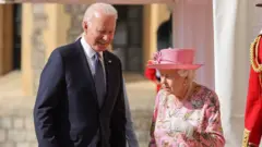 Perezida w'Amerika Joe Biden n'Umwamikazi Elizabeth II, mu ifoto yo mu bubiko