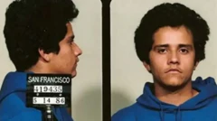 Bir erkeğin polis tarafından çekilen sabıka fotoğrafında saçları uzamış görünüyor. Bir karşıya bir de yandan fotoğraf var.