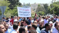 تظاهر المعلمون العام الماضي للمطالبة بزيادة رواتبهم لمواجهة الغلاء
