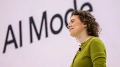 Liz Reid, jefa de Google Serach, se dirige a la multitud durante la conferencia anual de desarrolladores I/O de Google en Mountain View, California, el 20 de mayo de 2025