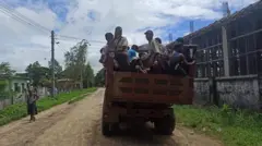 ထရပ်ကားပေါ်ကလူတွေ