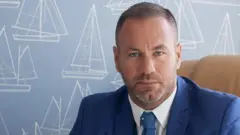 Andy Scott waxaa uu suurogashay inuu meel sare ka gaaro ganacsiga