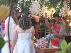 Noivas vestidas de branco em uma cerimônia de casamento