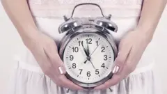Mujer con reloj
