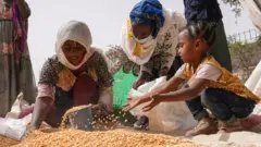 ሴቶችና ልጆች በመቀለ ውስጥ የሚገኝ የእርዳታ ማከፋፈያ ማዕከል