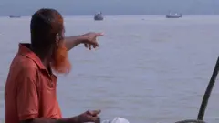 সাগরের পানি বাড়ায় ঘরবাড়ি তলিয়ে গেছে এই কৃষকের।