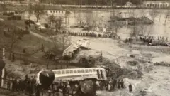 Кияни беруть участь у розчищенні затопленої території Куренівки після трагедії