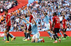 لاعبو مانشستر يونايتد ومانشستر سيتي خلال نهائي كأس إنجلترا.