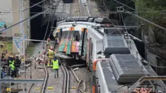 Un equipo de bomberos inspeccionando el accidente de tren en Cataluña.