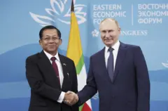 စစ်ကောင်စီဥက္ကဋ္ဌ ဗိုလ်ချုပ်မှူးကြီးမင်းအောင်လှိုင်နဲ့ ရုရှားသမ္မတ ဗလာဒီမာ ပူတင်တို့ ရုရှားအရှေ့ဖျားစီးပွားရေးဖိုရမ်မှာ တွေ့ဆုံစဥ်က  