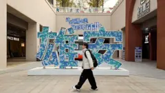 一个女生走过雄安两个大字