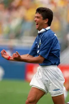 Bebeto simula o embalar de um bebê ao comemorar o segundo gol contra a Holanda, pelas quartas de final da Copa do Mundo de 1994