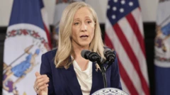 La gobernadora de Virginia al momento de dar su respuesta al discurso de Trump.