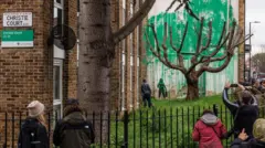 Banksy son eserinin Londra'nın kuzeyindeki Finsbury Park bölgesinde yaptı 