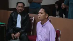 Terdakwa penyandang tunadaksa I Wayan Agus Suartama alias Agus duduk di hadapan hakim saat pembacaan putusan kasus pelecehan seksual di Pengadilan Negeri Mataram, Nusa Tenggara Barat, Selasa (27/05).