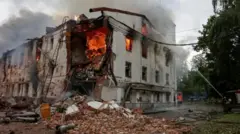 Inzu yangiritse irimo gushya muri Ukraine