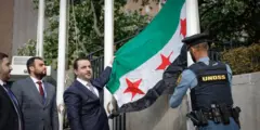 وزير الخارجية السوري أسعد الشيباني يرفع علم بلاده الجديد أمام مبنى الأمم المتحدة في نيويورك