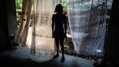 Una mujer desplazada por la violencia en un edificio abandonado en Delmas 4, Puerto Príncipe, el 12 de septiembre de 2023. 