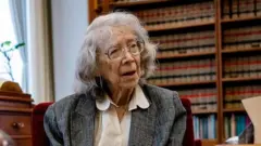 Pauline Newman, aganira n'umunyamakuru muri Kamena(6) uyu mwaka mu biro bye i Washington DC