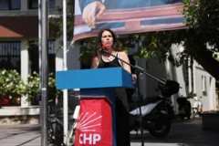 Lal Denizli bir kürsüde konuşma yaparken