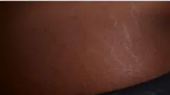 Aworan yii ṣafihan ara eeyan ti gbẹrẹbi wa, eeyan dudu ni ẹni naa, o si wọ yẹri dudu kekere kan.