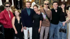 Da esquerda para a direita: Cruz, Harper, David, Victoria, Romeo, Brooklyn e Nicola Peltz Beckham no desfile primavera-verão de 2023 de Victoria Beckham em Val-de-Grace, no dia 30 de setembro de 2022, em Paris, na França. Foto de Darren Gerrish/WireImage para Victoria Beckham.