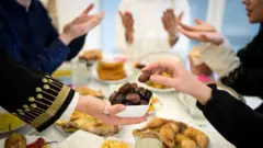 Iftar süfrəsində xurma paylanır