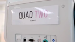 Lateral de uma incubadora de bebês com uma placa laminada afixada que diz 'Quad Two 'Alexa''.