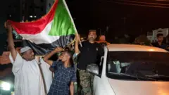 سودانيون يحتفلون في بورتسودان بعد أن استعاد الجيش القصر الرئاسي في الخرطوم