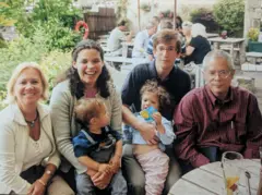 Santiago Schnell com sua família e Claudio Mendoza.