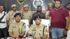 अमेठी पुलिस के साथ गिरफ़्तार शख़्स चंदन वर्मा