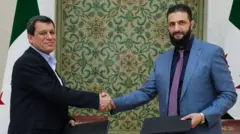 تصویری که دفتر رئیس جمهور سوریه از امضای این توافقنامه میان احمد شرع و مظلوم عبدی، فرمانده نیروهای دموکراتیک سوریه به رهبری کردها منتشر کرده است