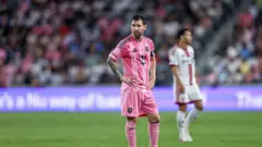 ليونيل ميسي (10) لاعب نادي إنتر ميامي يتابع المباراة خلال مباراة الدوري الأمريكي لكرة القدم بين تورنتو إف سي وإنتر ميامي في 22 أغسطس 2026 على ملعب إن يو، ميامي، فلوريدا. 