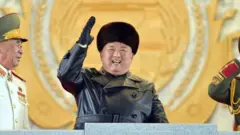 Kim Jong Un pada parade militer di Pyongyang pada 14 Januari lalu.