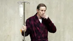 Pacijent puši ispred bolnice